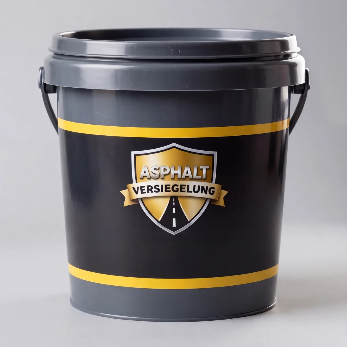 Kübel mit Bitumenschlämme, Aufdruck Asphalt Versiegelung